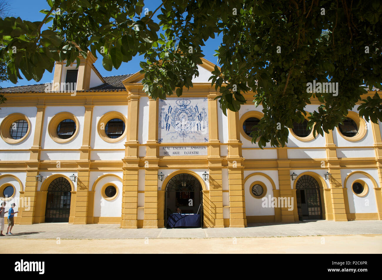 Außenansicht der Real Escuela de Caballo, Königliche Andalusische Hofreitschule, Jerez de la Frontera, Andalusien, Spanien, Euro Stockfoto