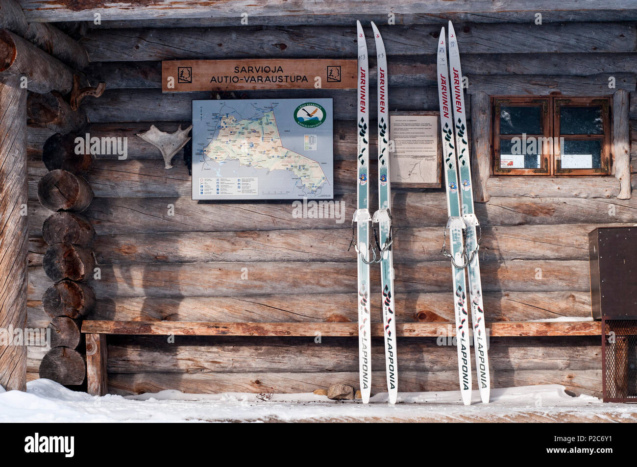 Zwei Paare der finnischen backcountry Skier, sogenannte Metsasukset, lehnte sich gegen das Holz vor der Hütte, Urho Kekkone Sarvioja Stockfoto