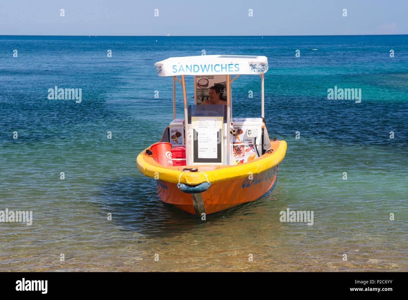 Ein kleines Boot als schwimmende Kiosk, Sandwiches und Getränke in einer Bucht in der Nähe von Saint-Raphael, Cote d'Azur, Languedoc-Roussillon - Kinderbett verwendet Stockfoto