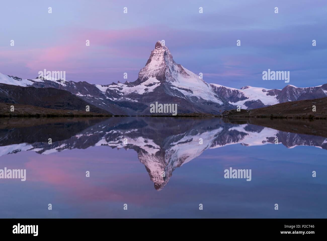 See Stelli spiegelt den Gipfel des Matterhorns kurz vor Sonnenaufgang, Walliser Alpen, Kanton Wallis, Schweiz Stockfoto