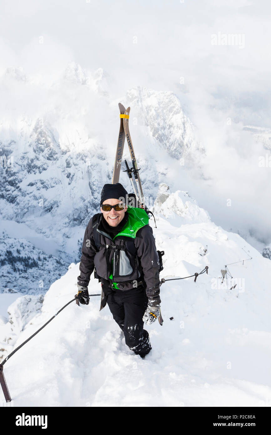 Ski Bergsteiger aufsteigend Klettersteig, Alpspitz, Garmisch-Partenkirchen, Oberbayern, Deutschland Stockfoto