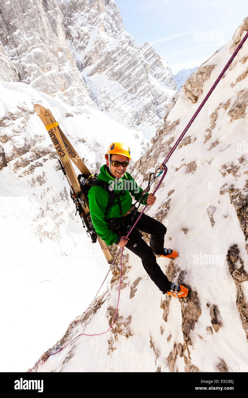 Ski Bergsteiger, Abseilen, Neue-Welt-Abstieg, Zugspitze, Ehrwald, Tirol, Österreich Stockfoto