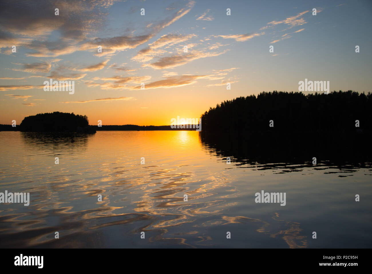 Sonnenuntergang Reflexionen. See, Kukkia Luopioinen, Finnland. 24.6.2018 Stockfoto