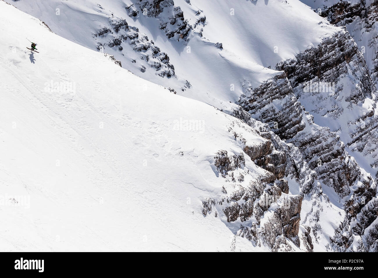 Backcountry skier, Neue-Welt-Abstieg, Zugspitze, Ehrwald, Tirol, Österreich Stockfoto