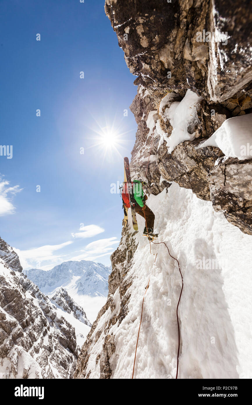 Ski Bergsteiger, Abseilen, Neue-Welt-Abstieg, Zugspitze, Ehrwald, Tirol, Österreich Stockfoto