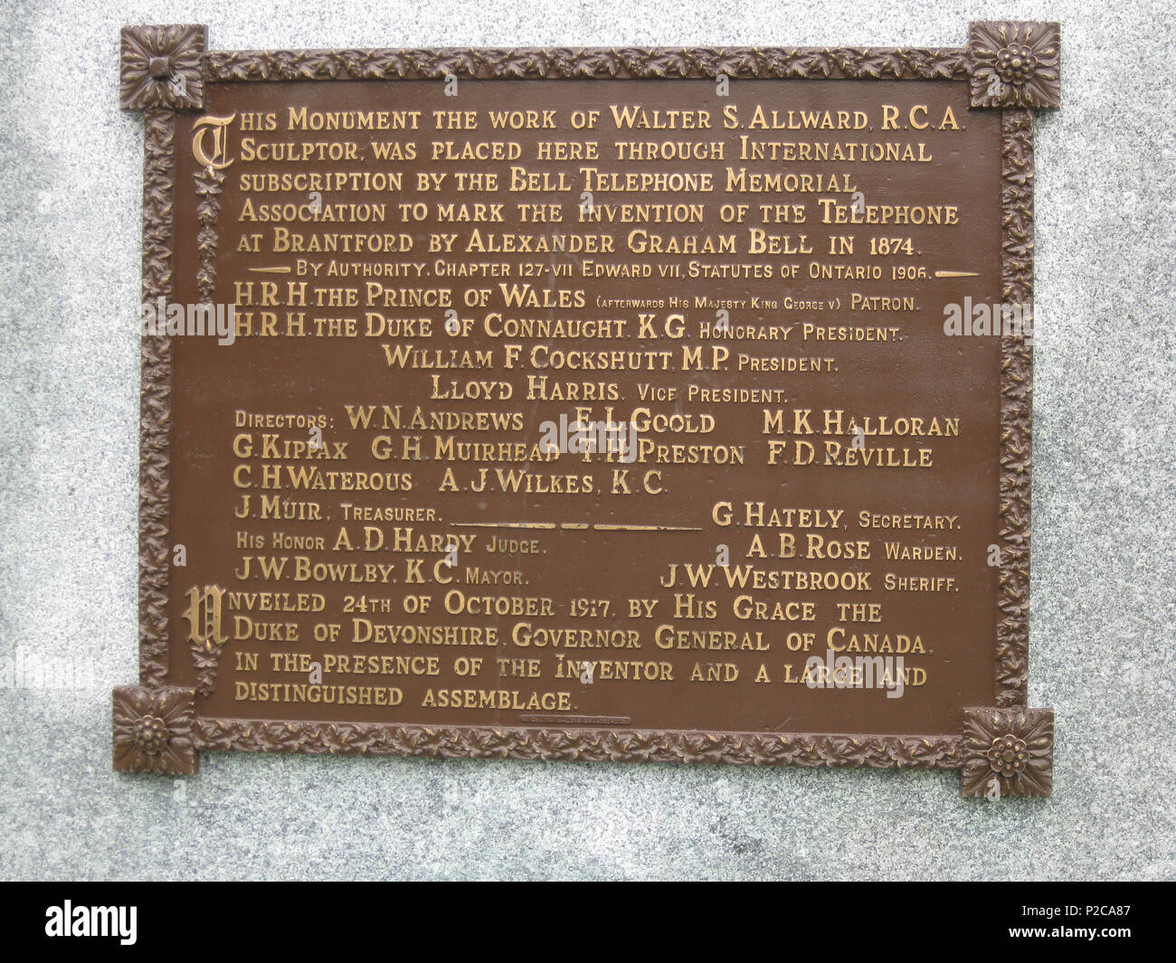 . Englisch: Gedenktafel an der Bell Telephone Memorial die Erfindung des Telefons durch Alexander Graham Bell zu gedenken, in Brantford, Ontario, 1874. Der Generalgouverneur von Kanada, Victor Cavendish, 9. Herzog von Devonshire, enthüllte die Bell Telephone Denkmal zu Ehren von Bell in Brantford, Ontario, errichtet, (die Stadt) Alexander Graham Bell Gardens Gründen als Teil der Stadt des öffentlichen Parks system Brantford. Die Glocke Homestead war auch gleichzeitig (1917) gewidmet. Bell war der Ehrengast der Veranstaltung. Das Denkmal wurde beauftragt, Bildhauer W.S. Allward 1912, Stockfoto