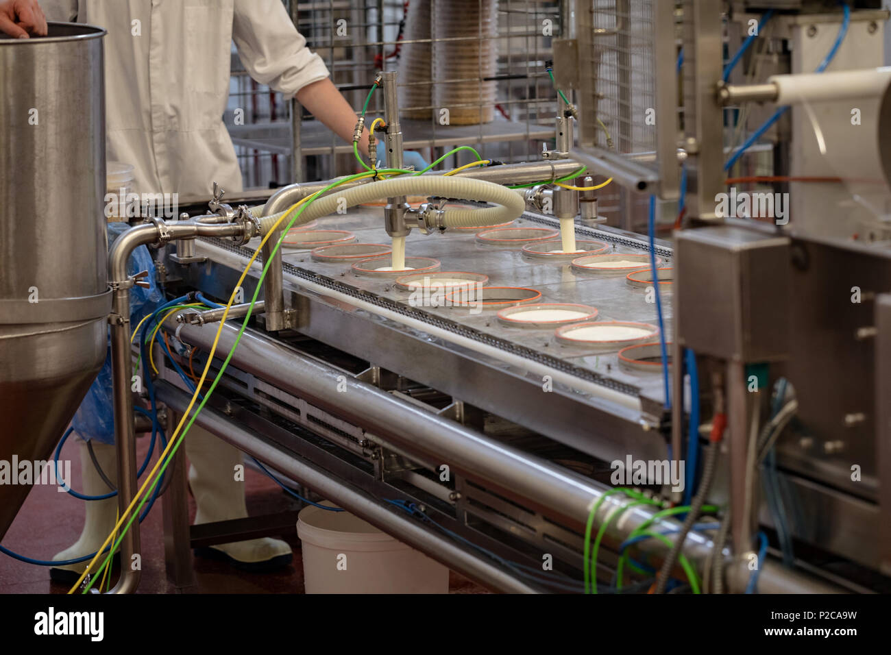 Den mittleren Abschnitt der Arbeitnehmer, die sich in der Nähe von essen Produktionslinie Stockfoto