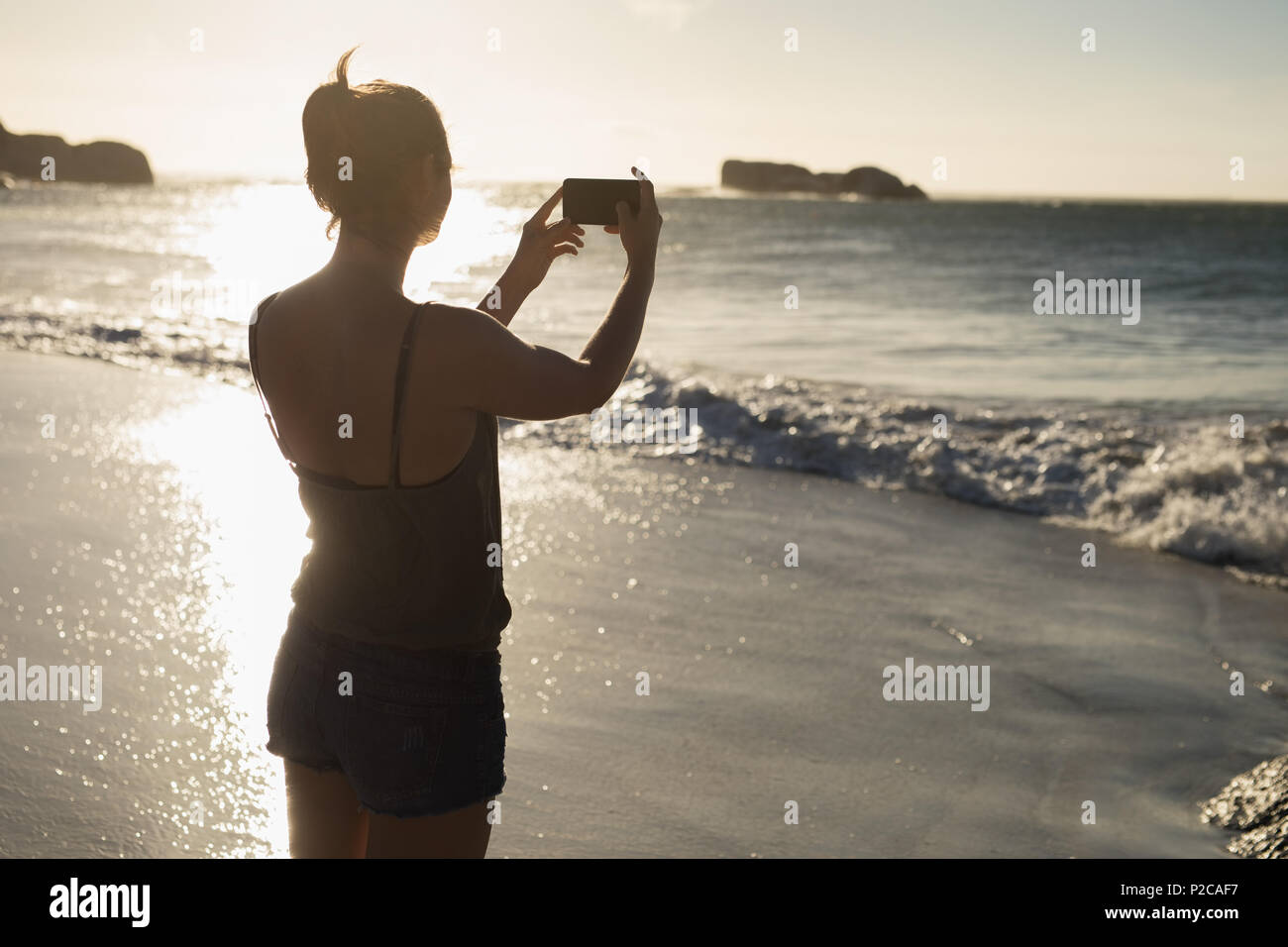 Weibliche Volleyball Spieler Foto mit Handy Stockfoto