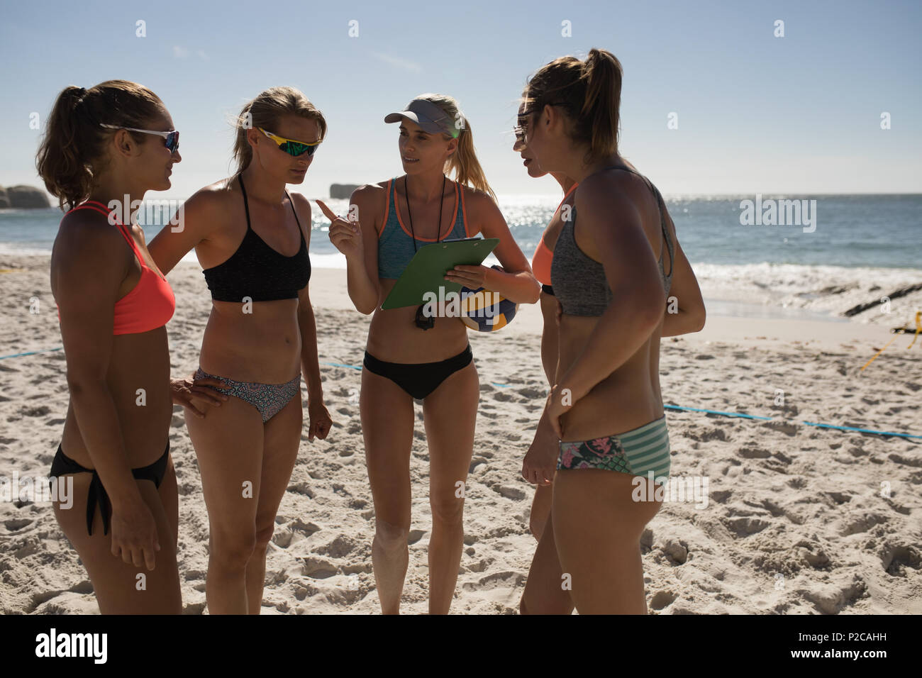 Weibliche volleyball Trainer Interaktion mit weiblichen Spieler Stockfoto