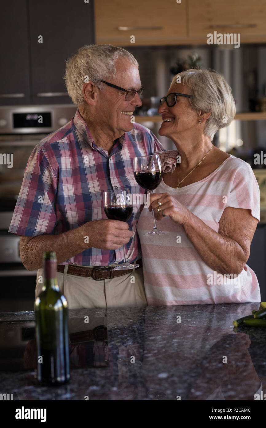 Senior Paar toasten Gläsern Wein in der Küche Stockfoto
