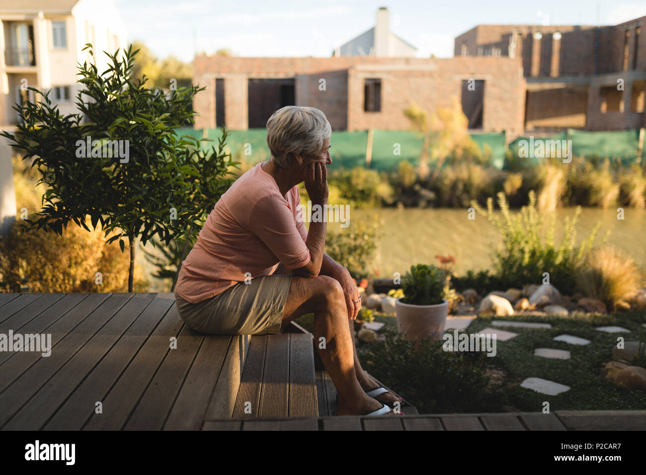 Ältere Menschen entspannen in der Veranda Stockfoto