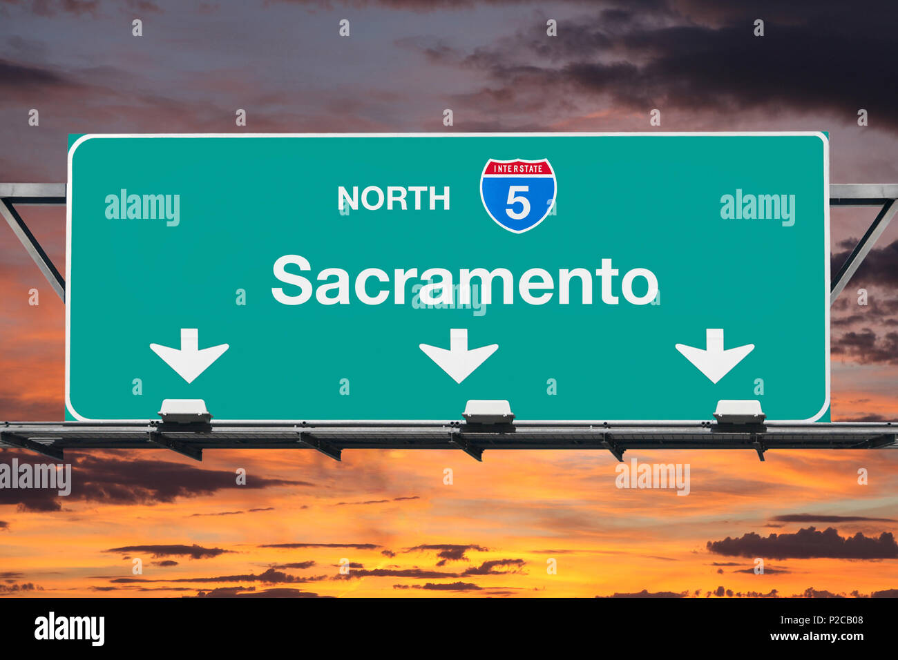 Sacramento Kalifornien route 5 North overhead Autobahnzeichen mit Sonnenuntergang Himmel. Stockfoto