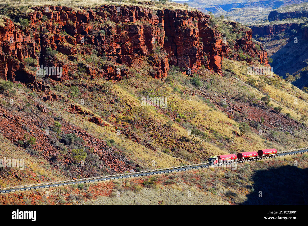 Straße Bahn Lkw verhandelt Great Northern Highway, Munjini Osten Schlucht, Pilbara im Nordwesten von Australien Stockfoto