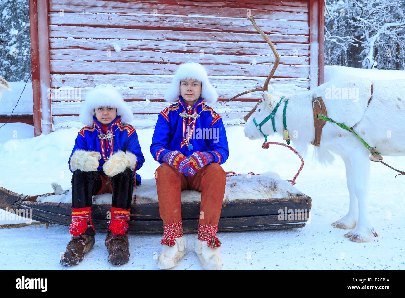 Schweden, Lappland, Region als Weltkulturerbe von der UNESCO, Norrbottens Län aufgeführt, Sami Jugend in traditioneller Tracht an der Sami Markt seit dem 17. Jahrhundert in Jokkmokk Stockfoto