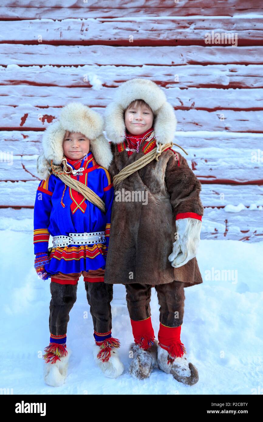 Schweden, Lappland, Region als Weltkulturerbe von der UNESCO, Norrbottens Län, Sami Brüder in der traditionellen Tracht an der Sami Markt notiert seit dem 17. Jahrhundert in Jokkmokk Stockfoto