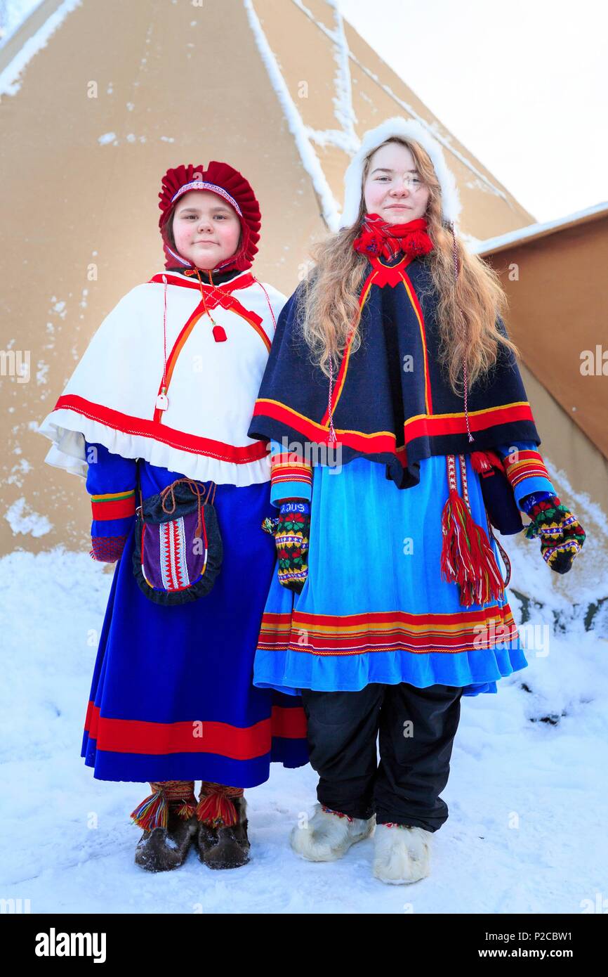 Schweden, Lappland, Region als Weltkulturerbe von der UNESCO, Norrbottens Län, Sami in traditioneller Tracht an der Sami Markt seit dem 17. Jahrhundert in Jokkmokk Stockfoto