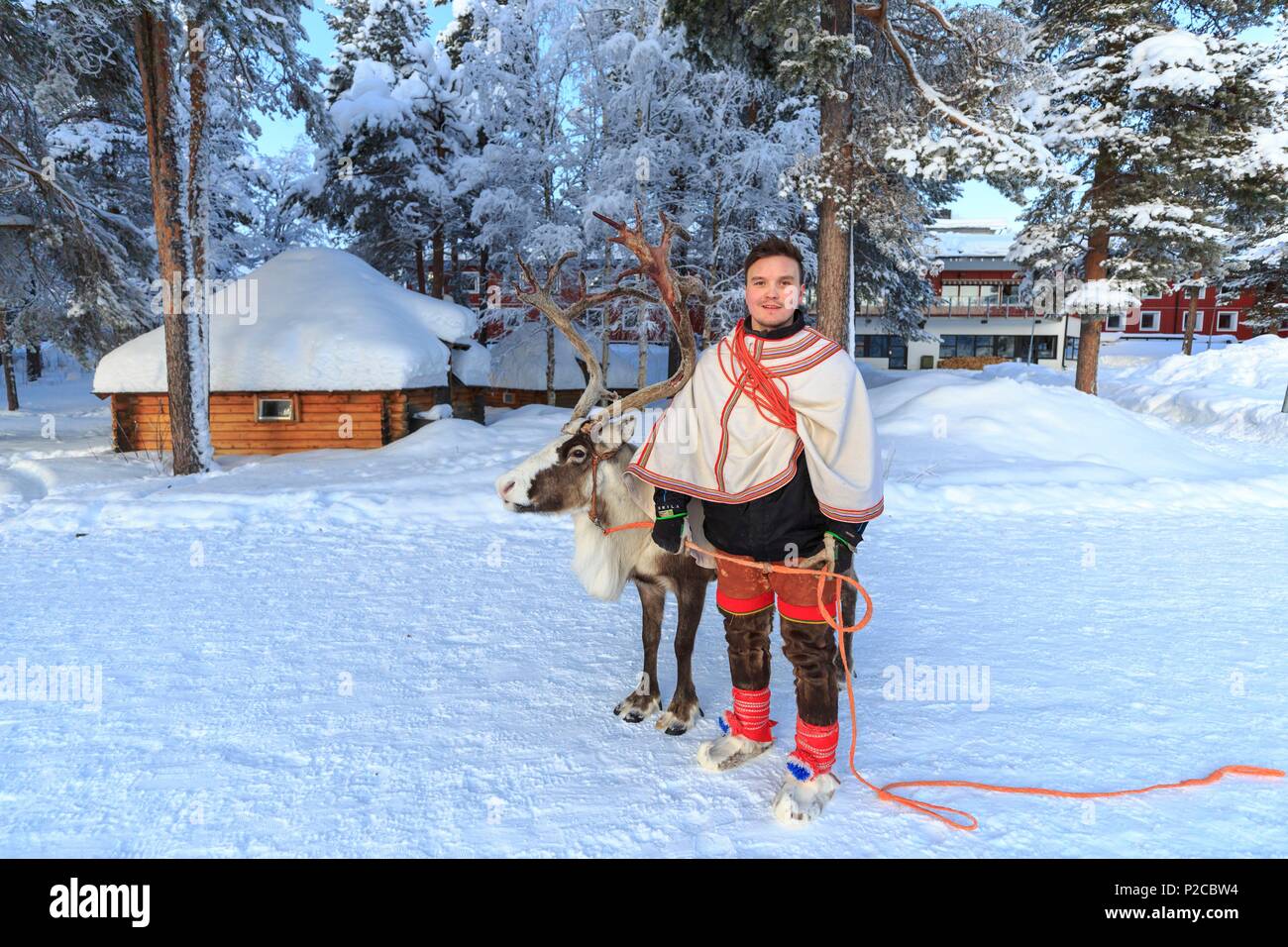 Schweden, Lappland, Region als Weltkulturerbe von der UNESCO, Norrbottens Län, Sami in traditioneller Tracht und Rentiere an der Sami Markt seit dem 17. Jahrhundert in Jokkmokk Stockfoto