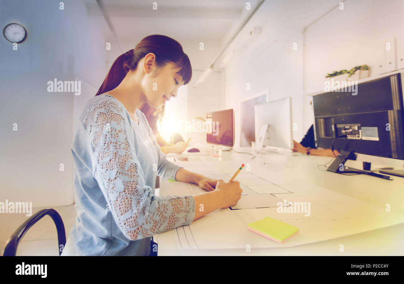 Architektin Frau schöpfend Blaupause im Büro Stockfoto