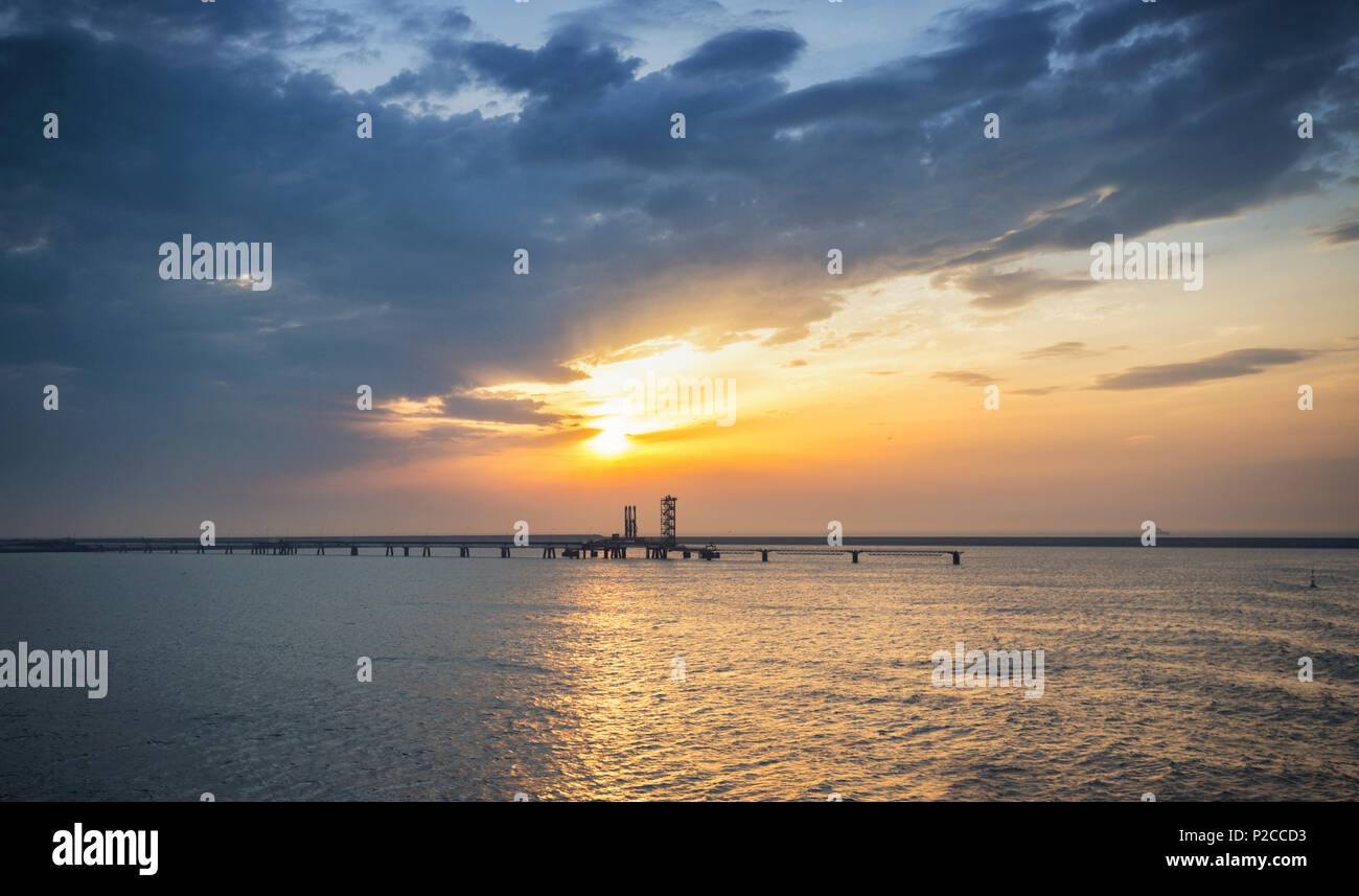 Warmen Sonnenuntergang Wolken über dem französischen Hafen in Dünkirchen Stockfoto