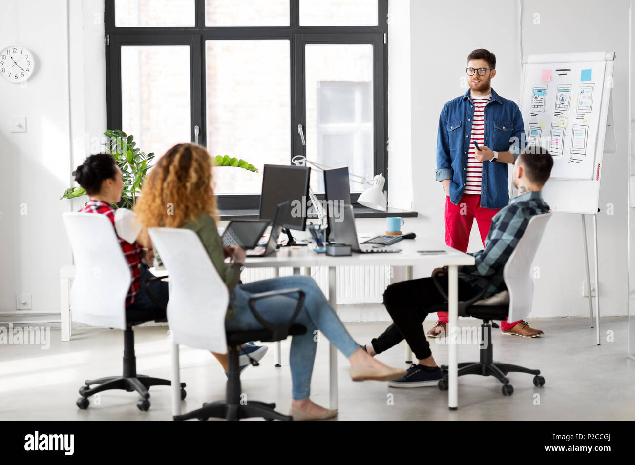 Kreative Menschen, die Benutzeroberfläche im Büro Stockfoto