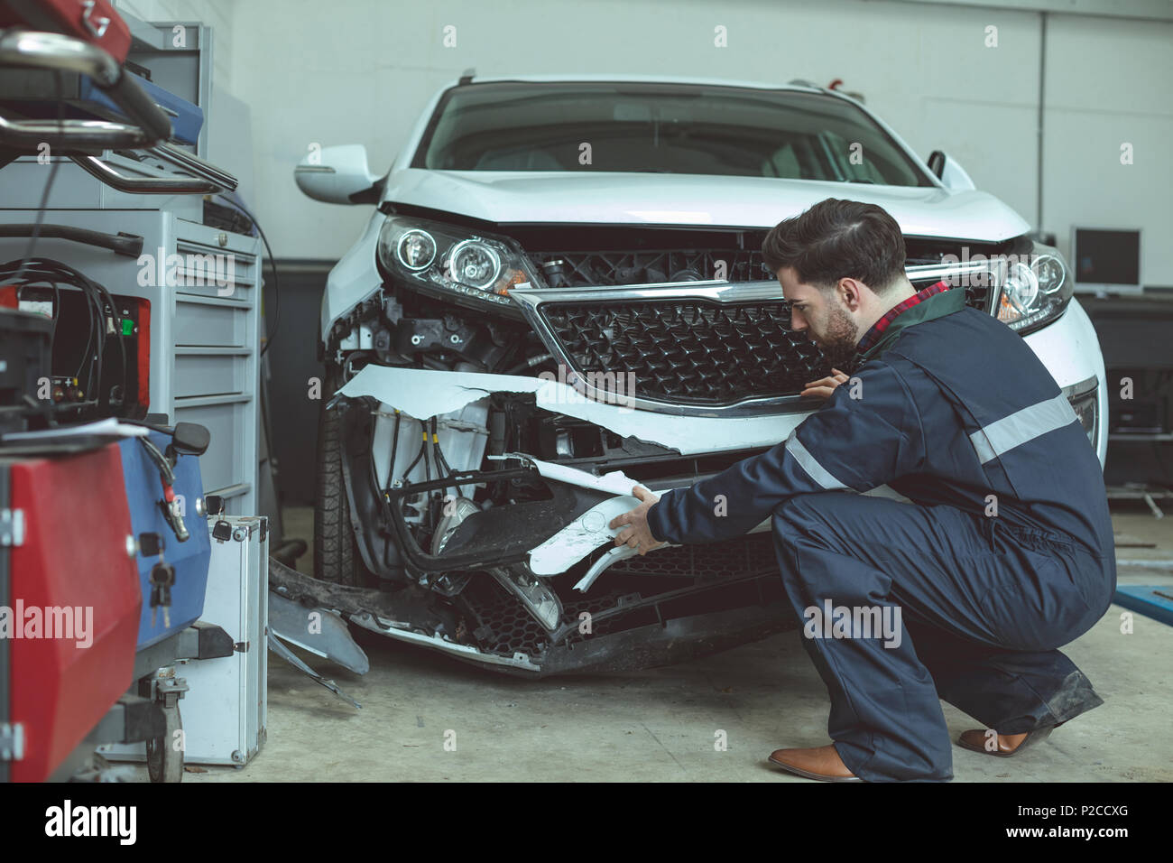 Mechanische Prüfung beschädigtes Fahrzeug Stockfoto