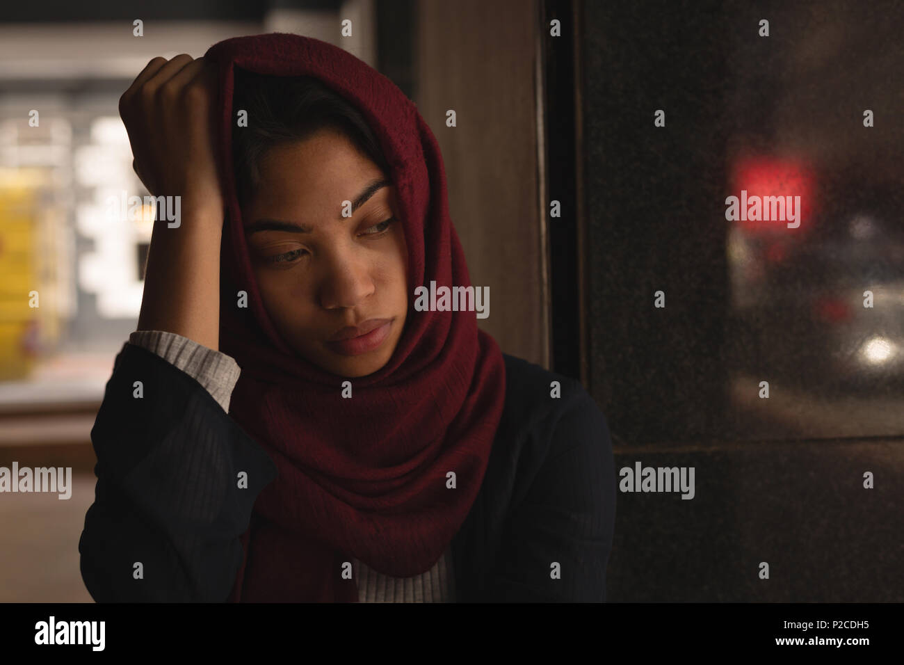 Besorgt Geschäftsfrau im hijab Entspannen Cafeteria Stockfoto