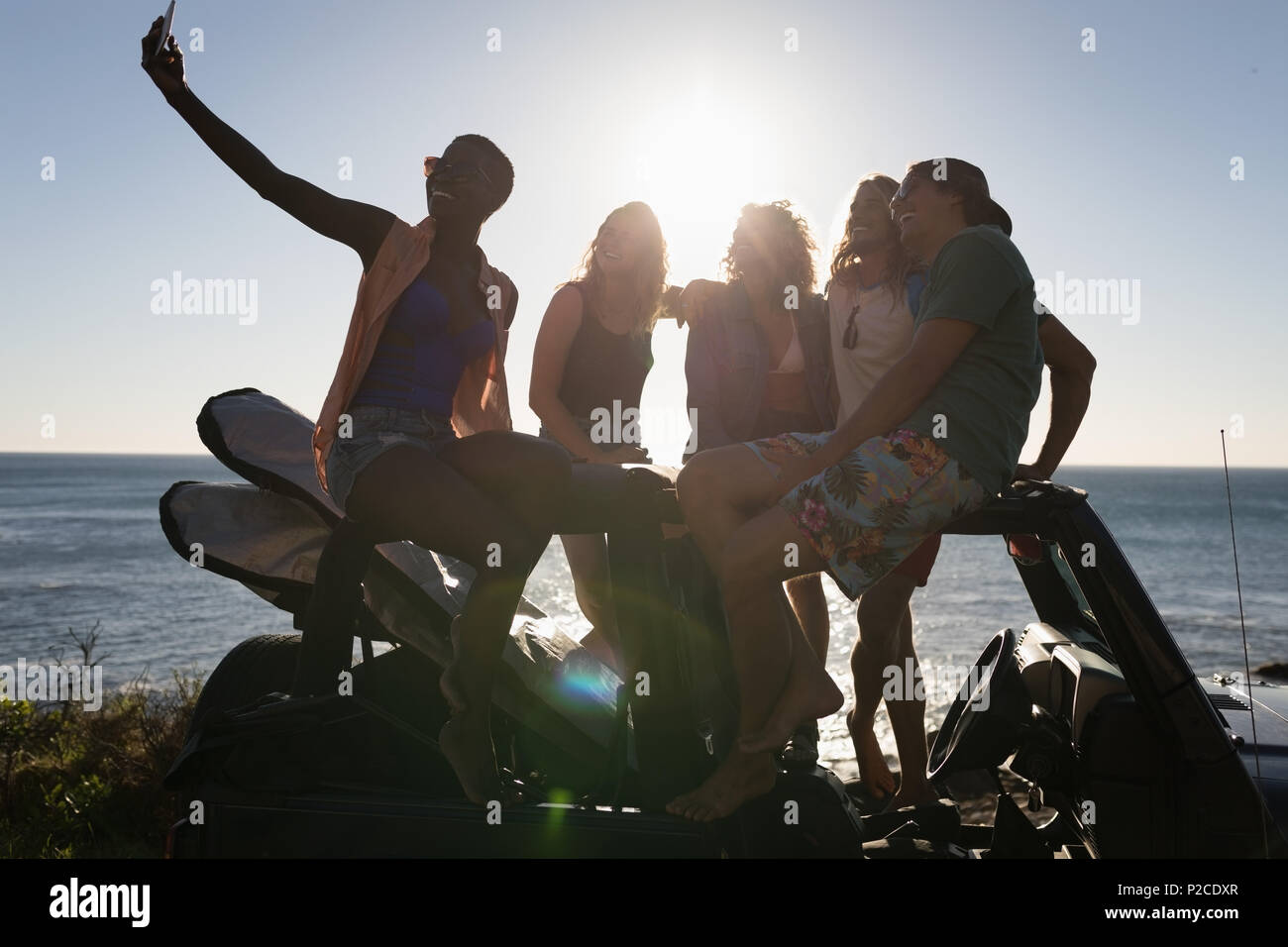Eine Gruppe von Freunden, die selfie mit Handy Stockfoto