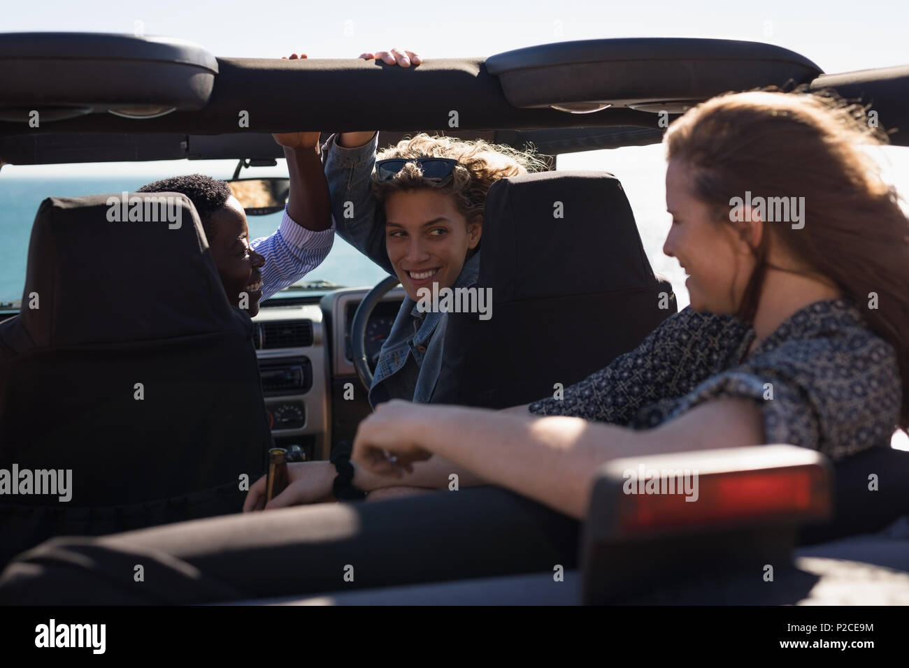 Weibliche Freunde Spaß im Jeep Stockfoto