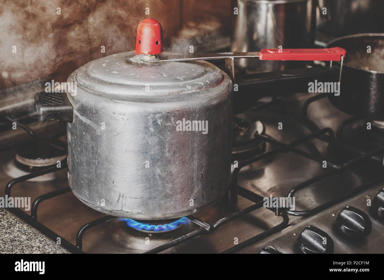 Kochen von Bohnen auf dem Schnellkochtopf. Hot Schnellkochtopf pan mit  Dampf raus. Druck Topf auf dem Herd Stockfotografie - Alamy