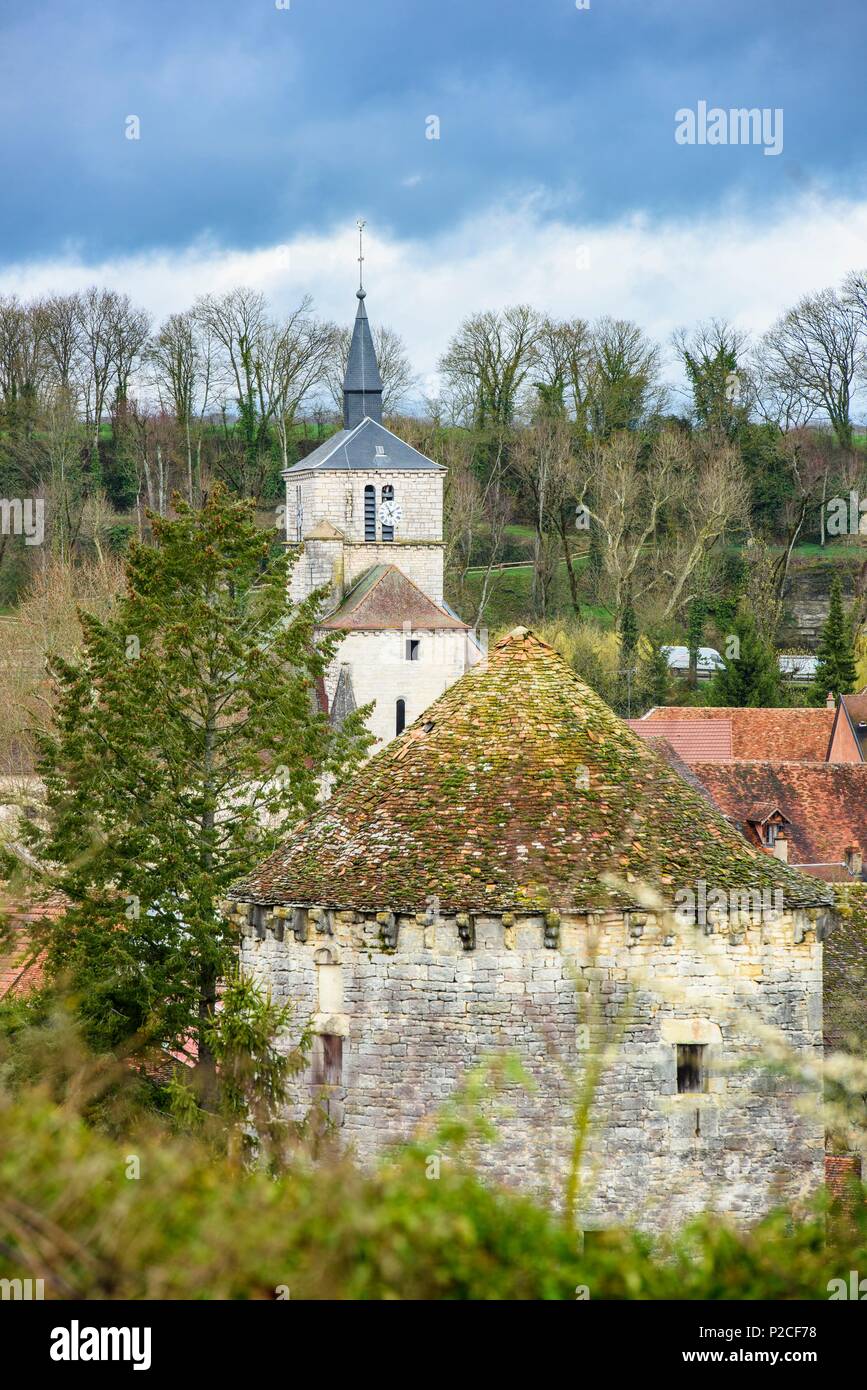 Frankreich, Côte-d'Or, Beze, Saint-Remi Kirche und Chaux Tower, Überbleibsel der Gehäuse von Saint-Pierre-et-Saint-Paul Abtei Stockfoto