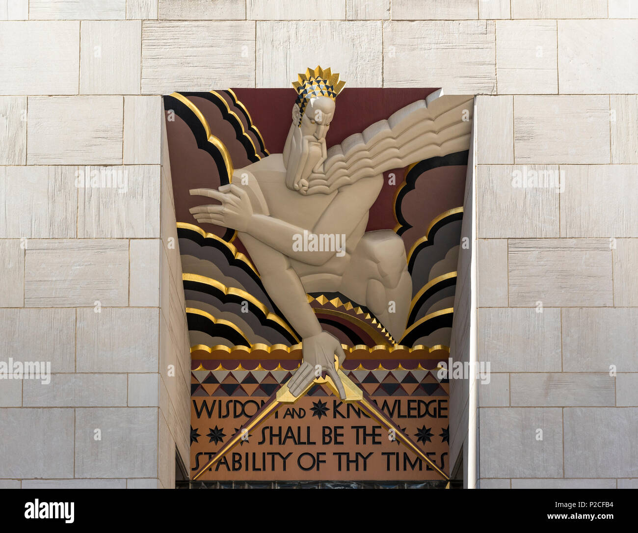 Art Deco Skulptur Weisheit und Erkenntnis am Eingang zu 30 Rockefeller Plaza (Comcast Gebäude), Rockefeller Center, New York, USA Stockfoto