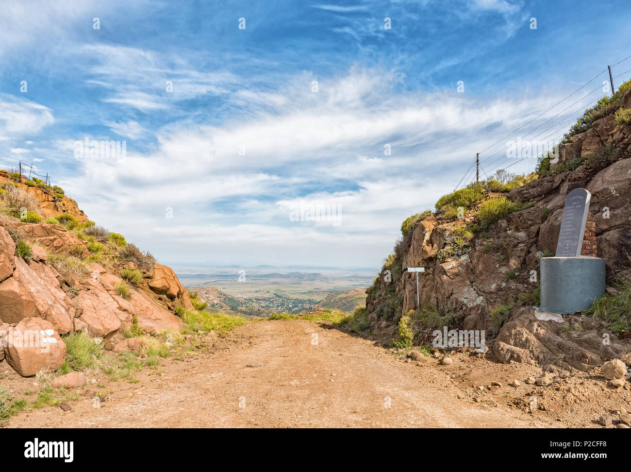 LADY GREY, SÜDAFRIKA - 29. MÄRZ 2018: Der Hals an der Spitze der historischen Jouberts Pass an Lady Grey in der Provinz Eastern Cape. Ein Denkmal pla Stockfoto