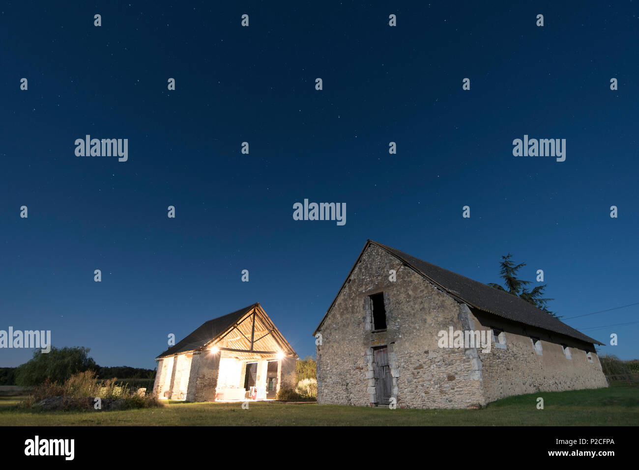Mond beleuchtet Scheunen auf einer französischen Farm Stockfoto