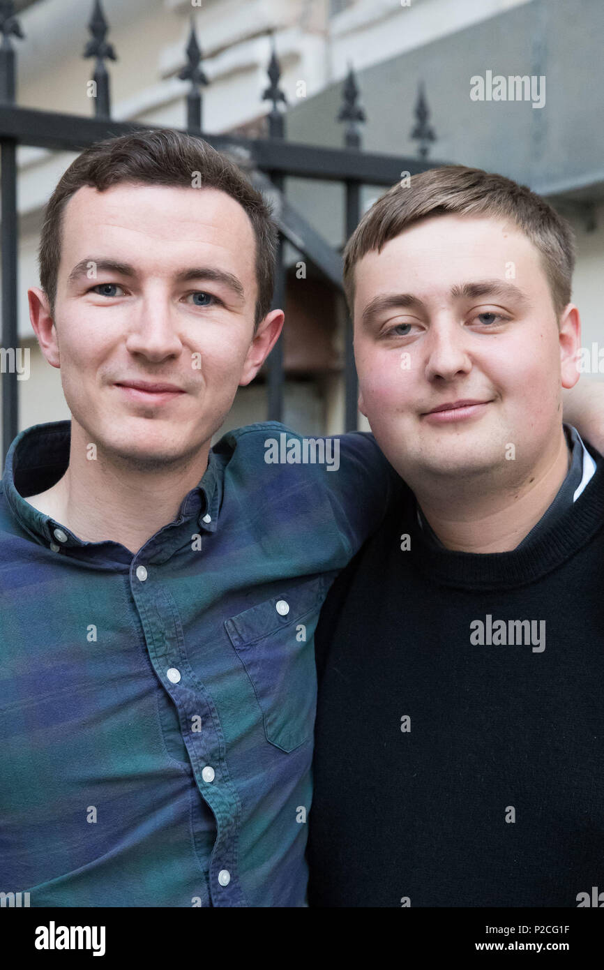 Angus Gesetzlosen 23 (links) und Lukas Farn 22 außerhalb der Unioin Jack Pub in Moskau, die Freunde plan England in ihren verschiedenen Spiele bei der FIFA WM 2018 in Russland. Stockfoto