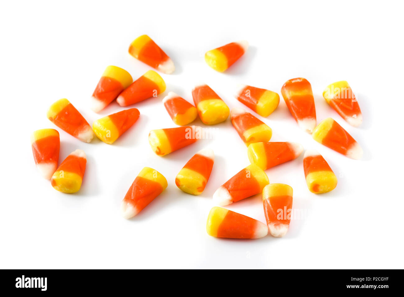 Typische Halloween Candy corn auf weißem Hintergrund Stockfoto