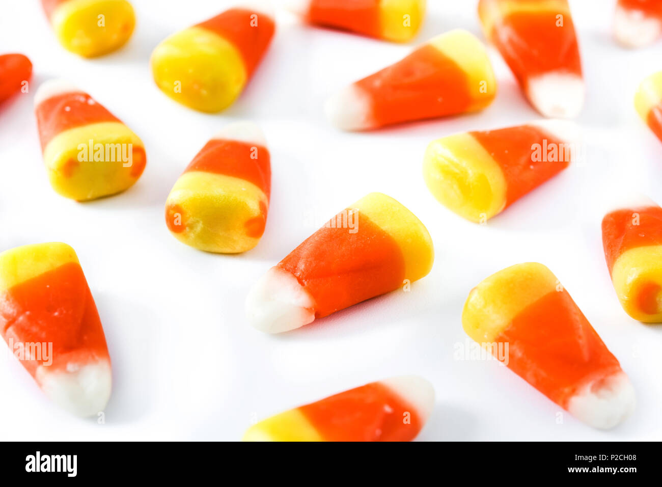 Typische Halloween Candy corn auf weißem Hintergrund Stockfoto