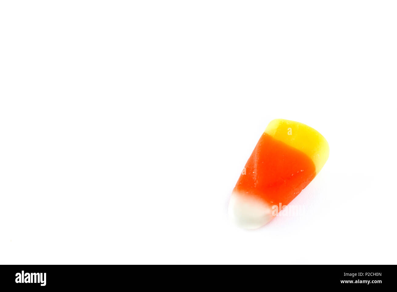 Typische Halloween Candy corn auf weißem Hintergrund. Ceopyspac Stockfoto