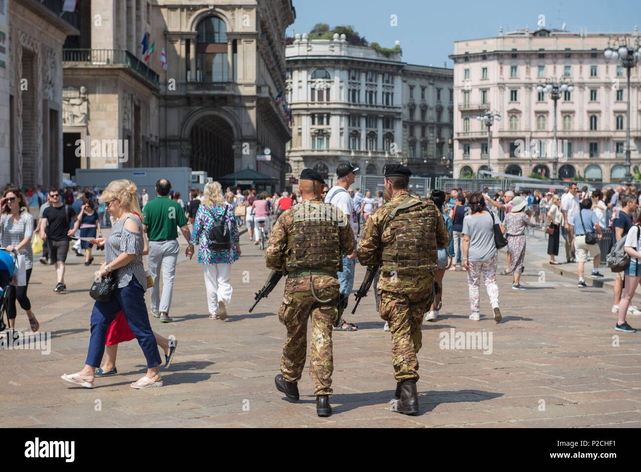 Milano. Militärpatrouille, der Piazza del Duomo. Italien. Stockfoto