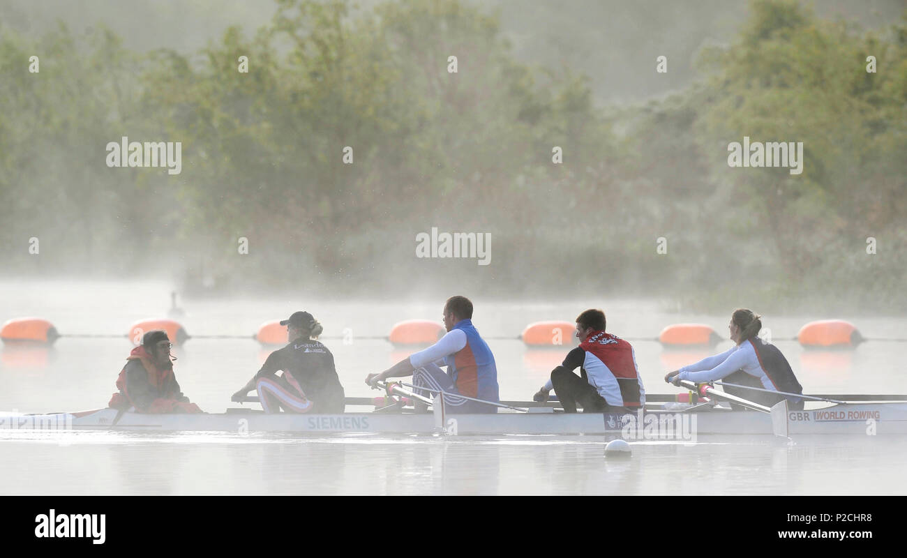Caversham, Großbritannien, GBR LTA 4+ Adaptive Boot, Gemischte coxed vier Vicki Hansford, James Roe, David Smith, Naomi Reichtum, Cox Alan Sherman, Ealy Morgen Training, in Misty atmosphärischen Bedingungen, auf der Redgrave Pinsent, Rudern See, GBRowing, 18.04.2015, © Peter SPURRIER, Stockfoto