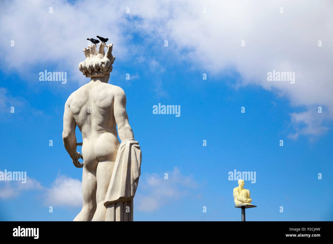 Frankreich, Alpes Maritimes, Nice, Place Masséna, der Apollon, Statue und hocken Statue der Arbeit als "Gespräch in Nizza'' durch die katalanische Künstler Jaume Plensa Stockfoto
