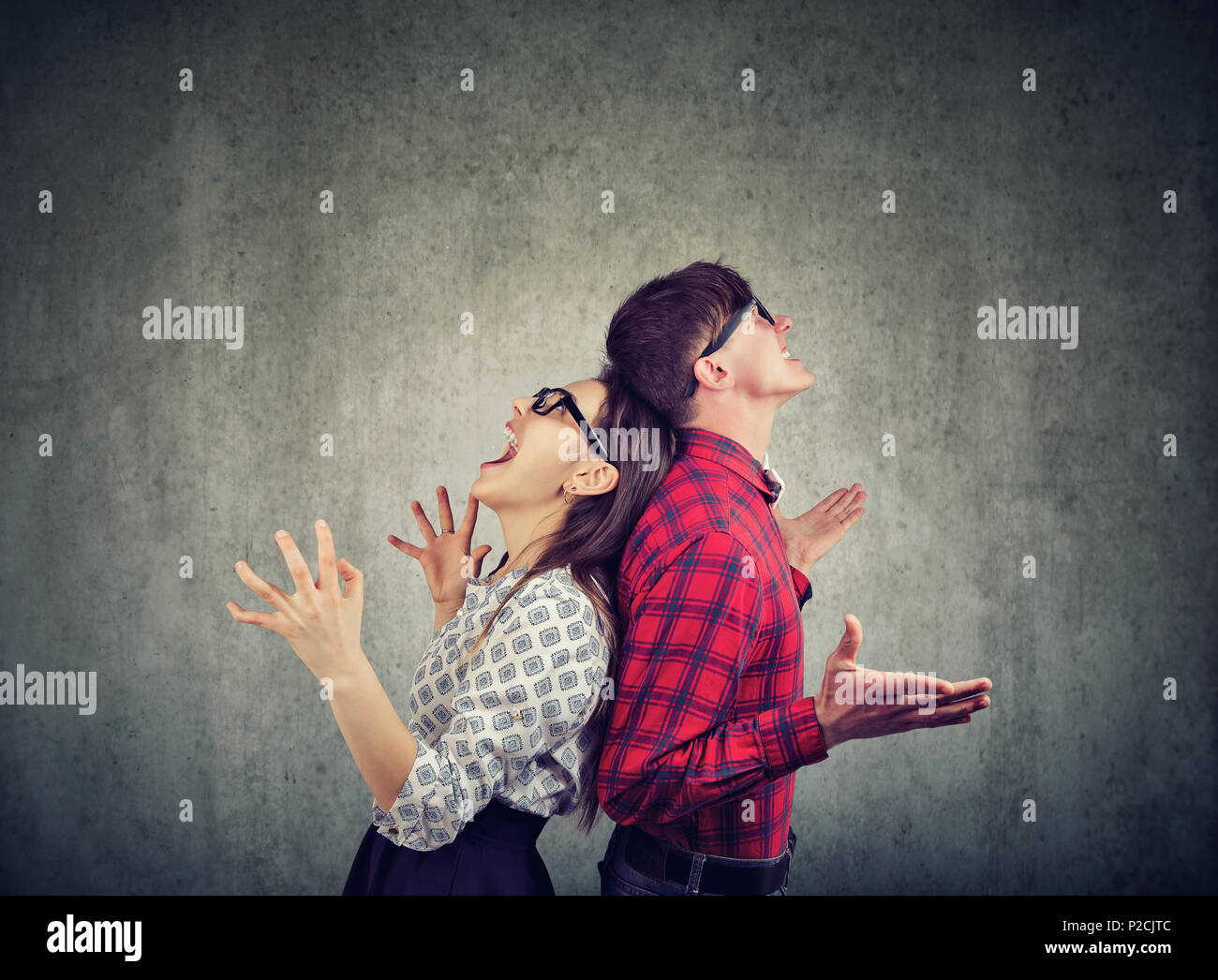 Seitenansicht von Mann und Frau in Gläser rücken schreiend in Frustration zu zurück Stockfoto