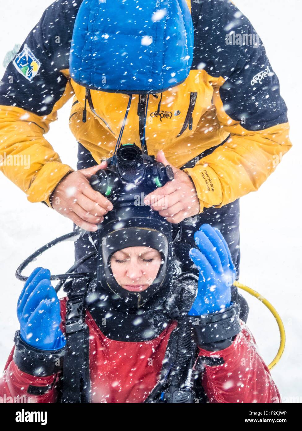 Frankreich, Isère (38), Belledonne, Chamrousse, Robert Seen, ein Ausbilder hilft auf der Maske für ein Eis tauchen unter 2 m dickem Packeis zu setzen - Dive Xtreme Stockfoto