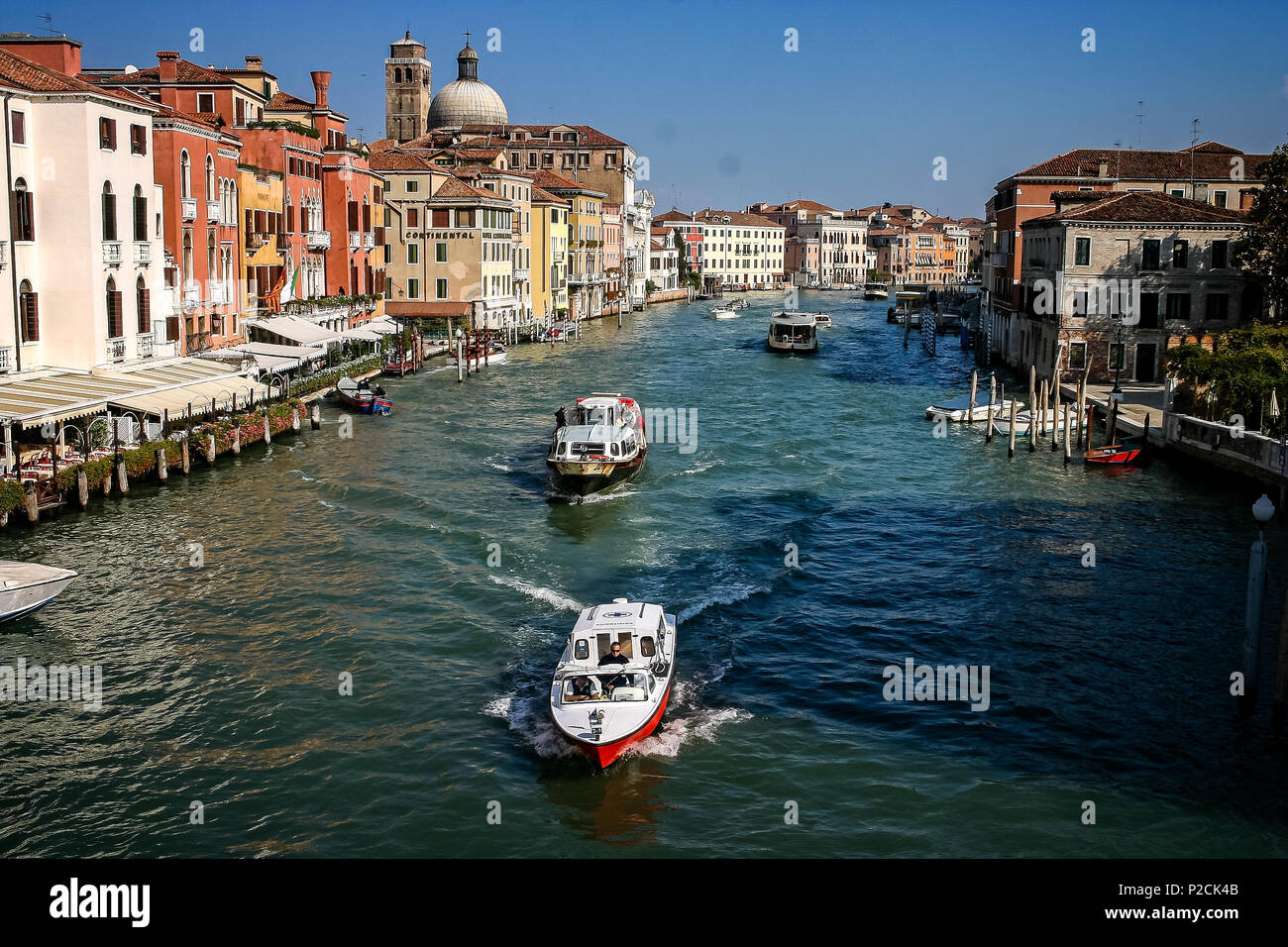 Vaporettos navigieren im Grand Canal in Venedig, Italien am 16. Oktober 2007 Stockfoto