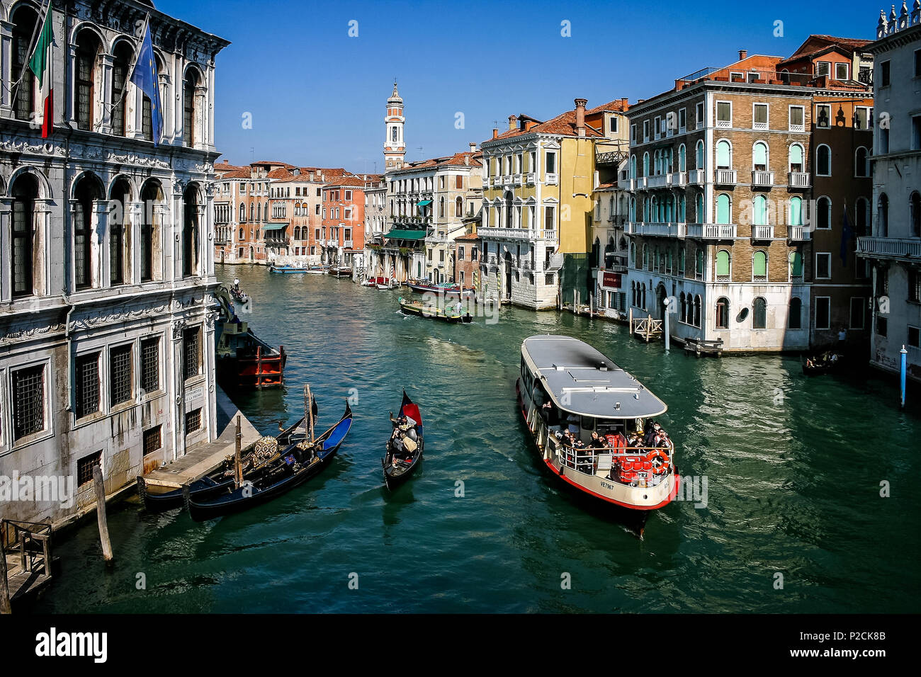 Vaporettos navigieren im Grand Canal in Venedig, Italien am 16. Oktober 2007 Stockfoto