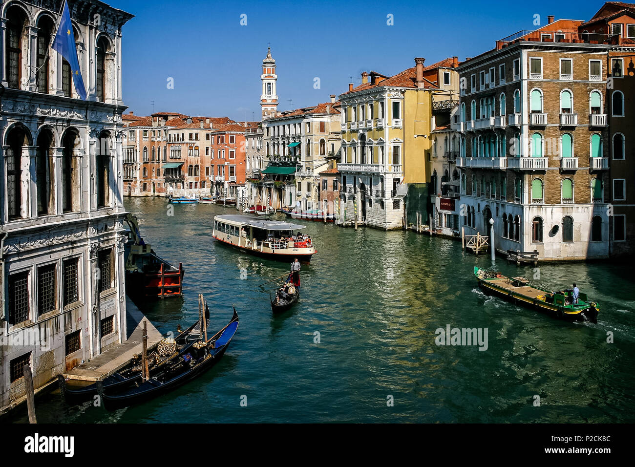 Vaporettos navigieren im Grand Canal in Venedig, Italien am 16. Oktober 2007 Stockfoto