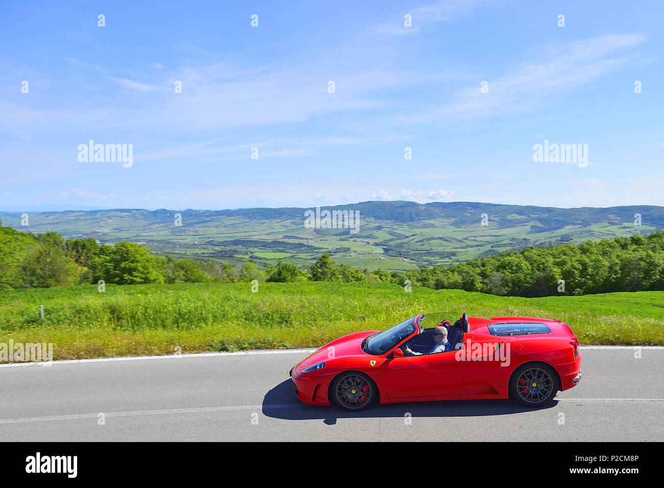 Ferrari Spider, Cabrio, Ferrari Tribut Club, Oldtimer, auf der Straße der toskanischen Landschaft, Oldtimer, Rennwagen, Mille Miglia, 1. Stockfoto