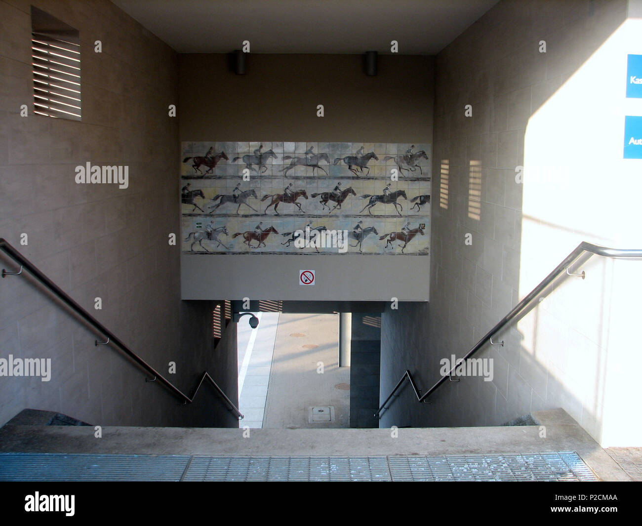 36 Wandgemälde von Pferderennen auf SKM Bahnhof Sopot Wyścigi - 1 Stockfoto