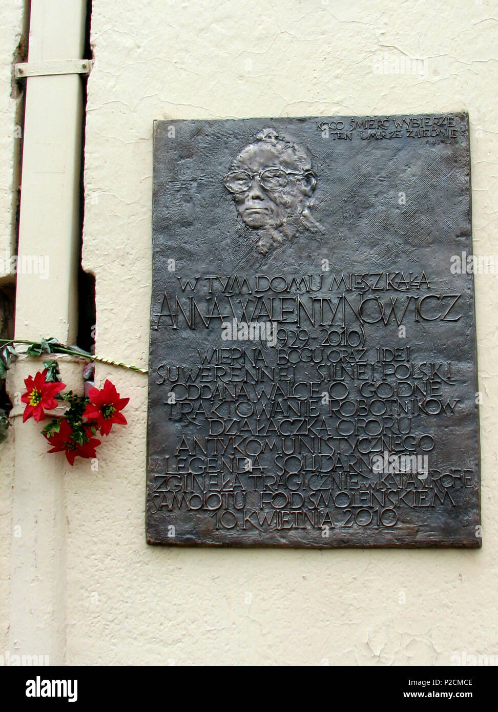 . Englisch: Plakette zu Anna Walentynowicz auf Haus, worin sie lebte bis zum Tod. Polski: Tablica tniaj upami?? Kann Ann? Walentynowicz na?cianie Domu, w którym mieszka?? mierci. 11. April 2011. Unbekannt 42 Plakette zu Anna Walentynowicz auf Haus, worin sie lebte zu Tode Stockfoto