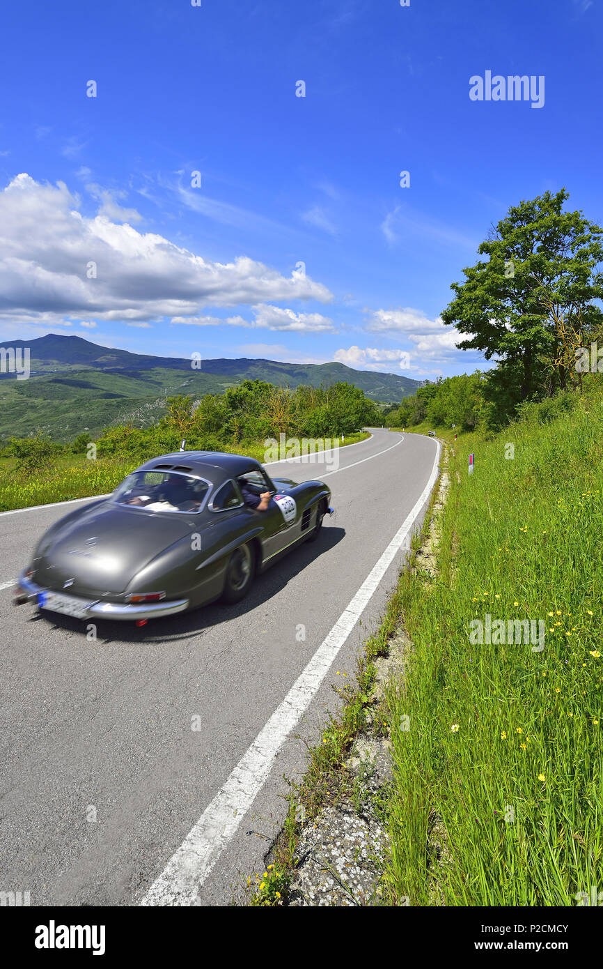 Mercedes Benz 300 SL W 198, Gullwing, auf einer Straße, Oldtimer, Rennen, Mille Miglia, 1000 Miglia, Livorno, Toskana, Italien, Eu Stockfoto