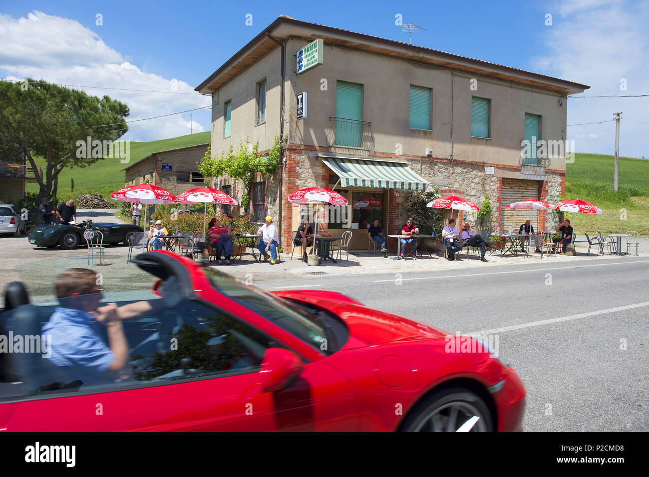 Porsche Cabrio außerhalb ein Café, eine Bar, ein Restaurant auf einer Straße, San Quirico d'Orcia, Toskana, Italien, Europa Stockfoto